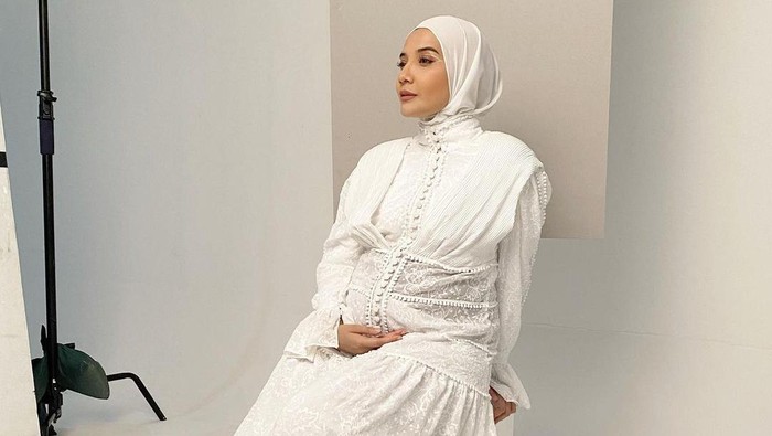 Dress putih Zaskia Sungkar