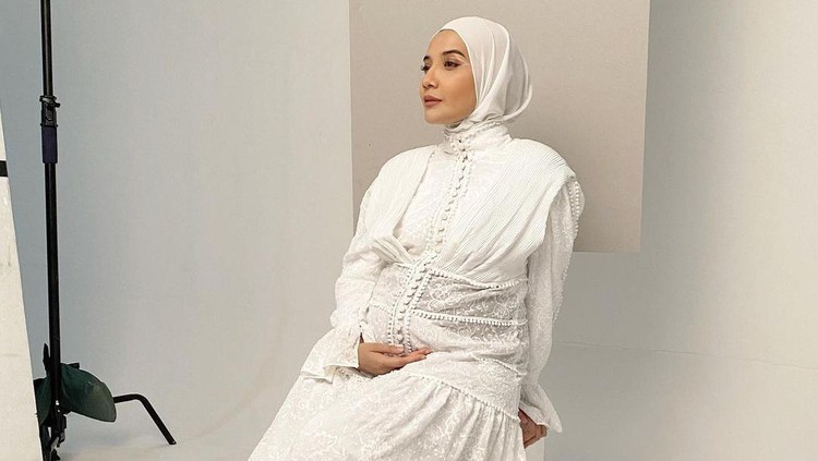 Dress putih Zaskia Sungkar