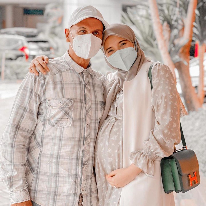 <p>Pada satu kesempatan, artis yang sering disapa Kia ini juga tampak nyaman dengan dress berwarna nude dengan outer tanpa lengan. Ia berpose bareng sang ayah, Mark Sungkar. (Foto: instagram: @zaskiasungkar15)</p>
