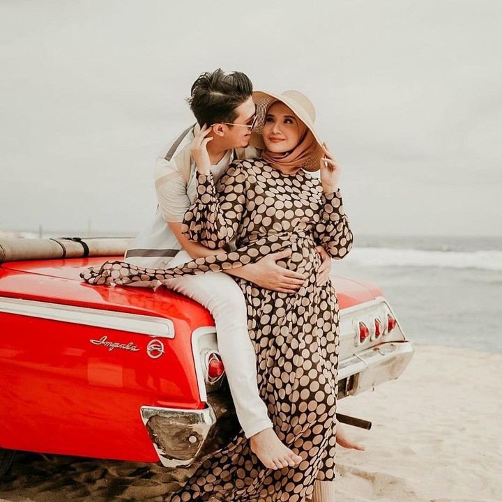 <p>Saat melakukan pemotretan bersama sang suami, Irwansyah, di sebuah pantai, Zaskia tampak nyaman dengan dress motif polka berwarna coklat. (Foto: instagram: @zaskiasungkar15)</p>