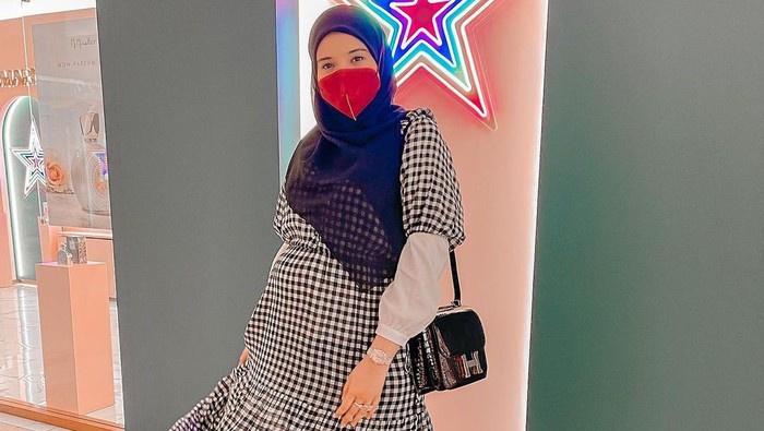 Dress kotak-kotak Zaskia Sungkar