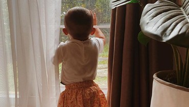 Mutia Ayu Cerita Kebiasaan Unik Sang Putri Menatap Jendela Saat Hujan