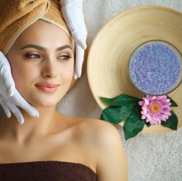 img-title Mau Kulit Awet Muda? Cobain Facial Massage dengan 7 Krim Ini