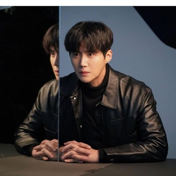 img-title Intip Potret Tampan Kim Seon Ho dalam Teater Drama Terbaru