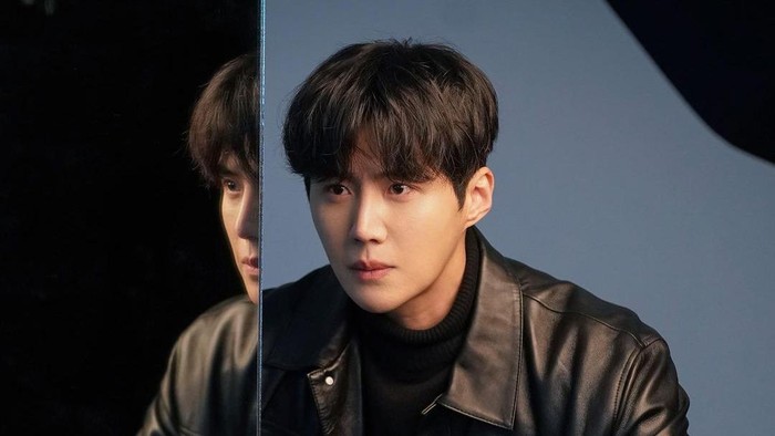 Intip Potret Tampan Kim Seon Ho dalam Teater Drama Terbaru