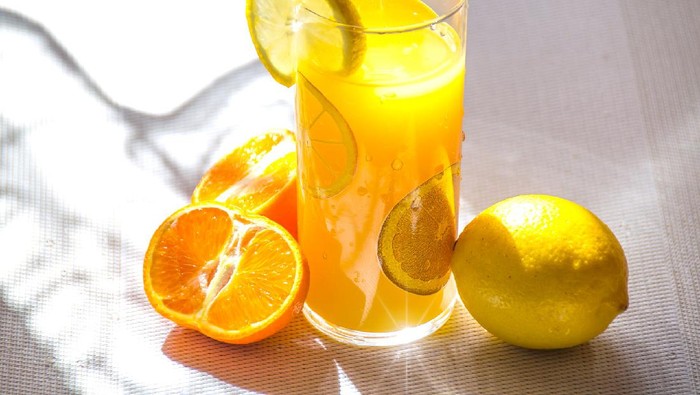 mengonsumsi terlalu banyak buah kering dan jus buah akan menghasilkan asupan gula yang tinggi yang dikaitkan dengan jerawat.