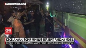 VIDEO: Kecelakaan, Sopir Minibus Terjepit Rangka Mobil