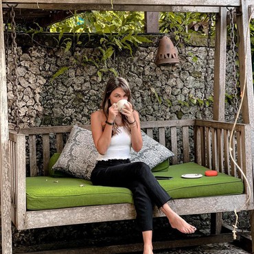 Luna Maya Terpana Pandangi Ariel NOAH Lagi Nyanyi dari Kejauhan