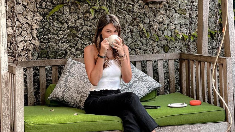 Keseruan Luna Maya Saat Panen Padi hingga Ngopi di Bali