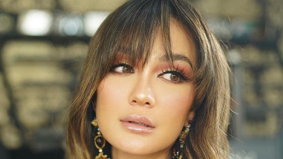 Keseruan Luna Maya Saat Panen Padi hingga Ngopi di Bali
