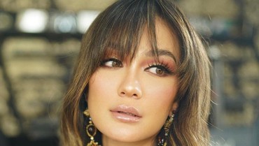 img-title Terungkap, Alasan Luna Maya Masih Single Usai Putus dari Reino Barack