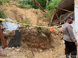 Kemensos Beri Santunan ke Ahli Waris 5 Korban Tewas Longsor Pamekasan