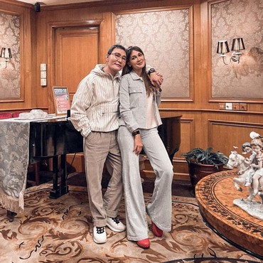 Riuh Netizen Usai Luna Maya Dirangkul Mesra Bos TV Otis Hahijary