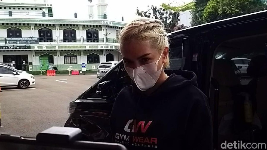 Nikita Mirzani Nikita Mirzani sambangi Polres Jakarta Selatan.