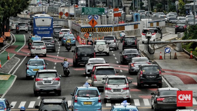 Anggota DPRD DKI dari fraksi PDIP menilai larangan mobil di atas 10 tahun melintas di Jakarta baru boleh setelah transportasi umum beres diperbaiki seutuhnya.