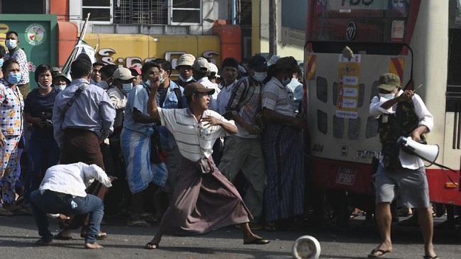 Seorang biarawati berlutut di hadapan polisi Myanmar untuk meminta mereka menghentikan kekerasan terhadap pedemo anti-kudeta.