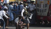 FOTO: Pendukung Militer Myanmar dan Pedemo Antikudeta Bentrok Demonstran yang menentang kudeta terlibat bentrok dengan pendukung junta militer Myanmar di Kota Yangon, pada Kamis (25/2).