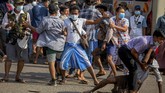 FOTO: Pendukung Militer Myanmar dan Pedemo Antikudeta Bentrok Demonstran yang menentang kudeta terlibat bentrok dengan pendukung junta militer Myanmar di Kota Yangon, pada Kamis (25/2).