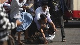 FOTO: Pendukung Militer Myanmar dan Pedemo Antikudeta Bentrok Demonstran yang menentang kudeta terlibat bentrok dengan pendukung junta militer Myanmar di Kota Yangon, pada Kamis (25/2).