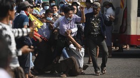 FOTO: Pendukung Militer Myanmar dan Pedemo Antikudeta Bentrok