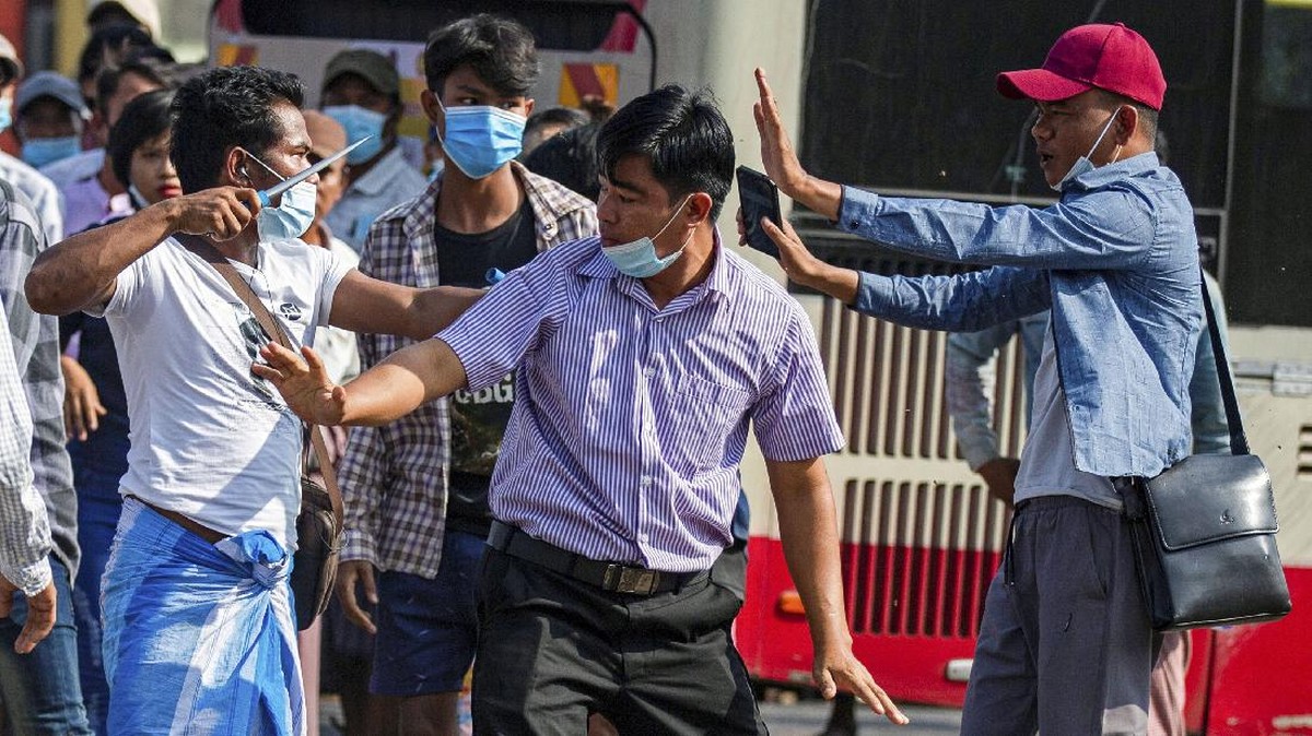 FOTO: Pendukung Militer Myanmar dan Pedemo Antikudeta Bentrok