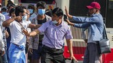 FOTO: Pendukung Militer Myanmar dan Pedemo Antikudeta Bentrok Demonstran yang menentang kudeta terlibat bentrok dengan pendukung junta militer Myanmar di Kota Yangon, pada Kamis (25/2).