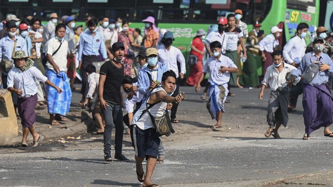 FOTO: Pendukung Militer Myanmar dan Pedemo Antikudeta Bentrok