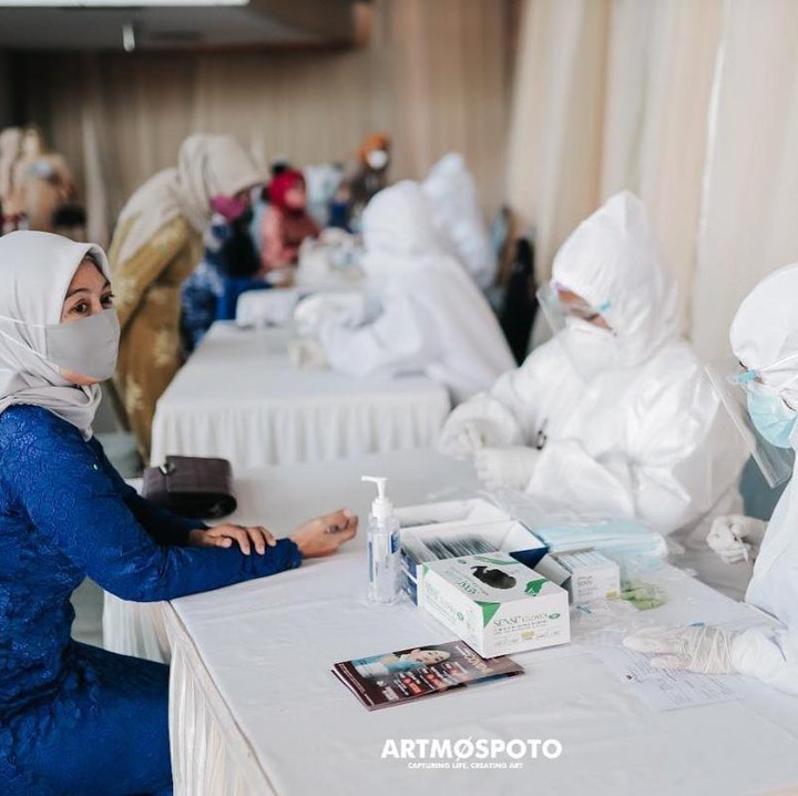 <p>Mengingat pandemi, Nia Daniaty tak ketinggalan mengunggah foto bukti pernikahan anaknya yang begitu mengikuti protokol kesehatan. (Foto: Instagram @niadaniatynew)</p>