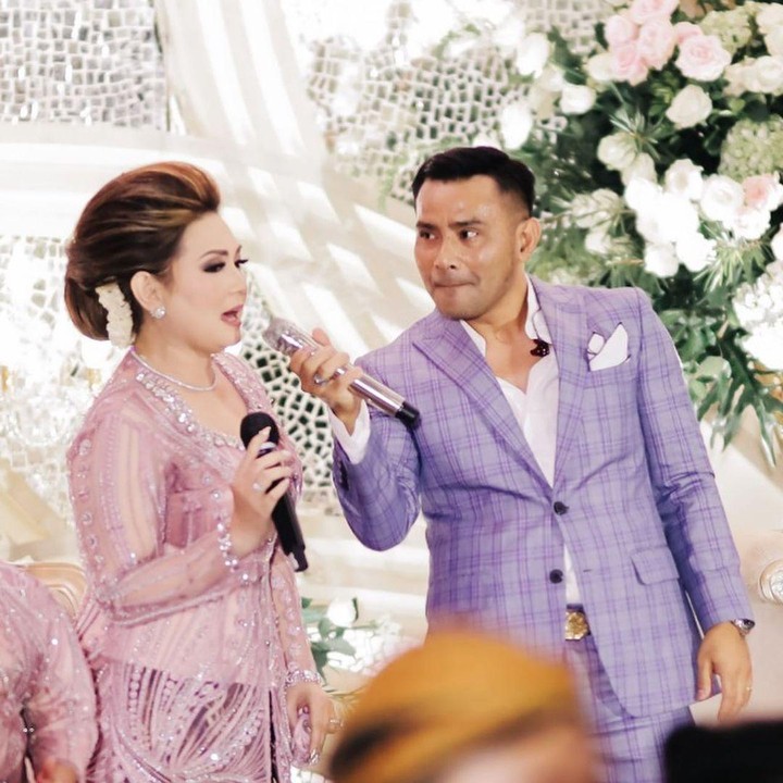 <p>Bersama Judika, salah satu pengisi acara di pernikahan anak Nia Daniaty. Kita doakan pernikahan Olivia dan suami langgeng ya, Bunda. (Foto: Instagram @niadaniatynew)</p>