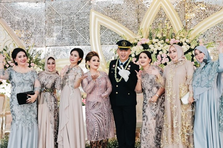 7 Foto Resepsi Pernikahan Putri Nia Daniaty dengan Taruna, Mewah dan