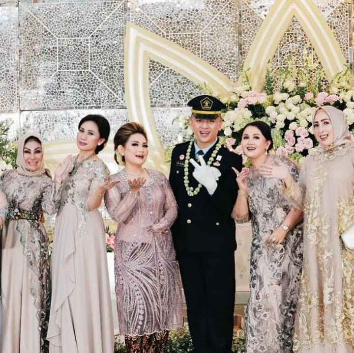 <p>Resepsinya digelar mewah, tak lupa terdapat juga upacara pedang pora. Tradisi tersebut ada dalam upacara pernikahan militer. (Foto: Instagram @niadaniatynew)</p>