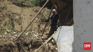 Tangis Keluarga Korban Longsor Pamekasan Saat Tabur Bunga