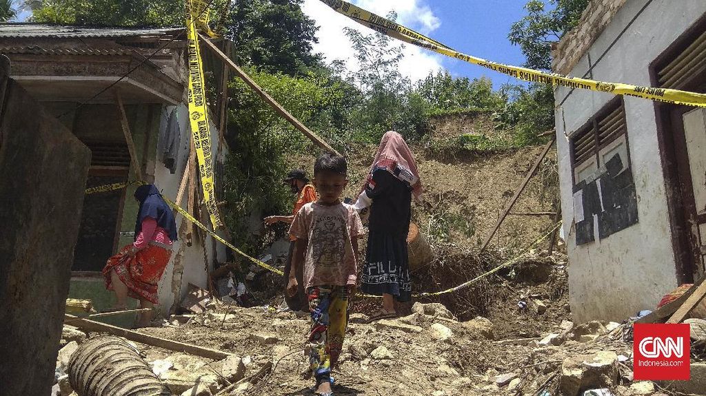 Bencana Longsor Rusak Rumah Warga Pamekasan hingga Situbondo