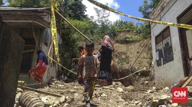 Bencana Longsor Rusak Rumah Warga Pamekasan hingga Situbondo