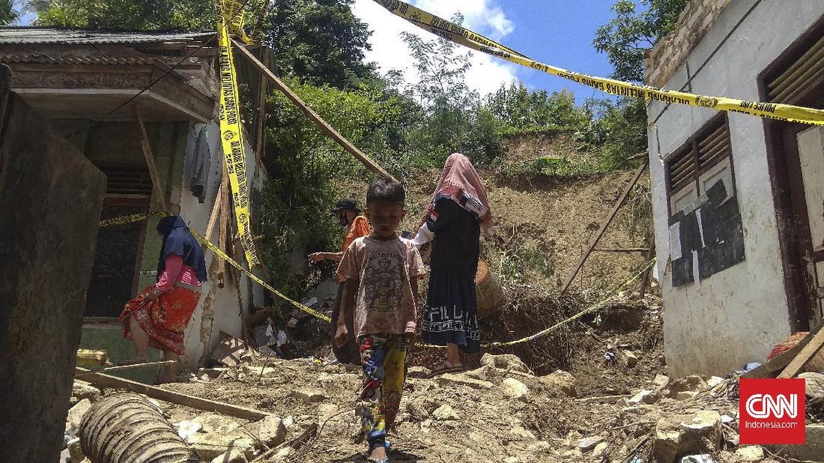 Bencana Longsor Rusak Rumah Warga Pamekasan hingga Situbondo