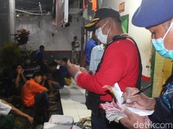 Petugas Gabungan Sita HP dan Pisau Saat Razia Lapas Banyuwangi