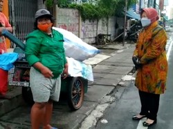 Blusukan di Roxy Jakpus, Risma Ajak Pasutri Pemulung ke Balai Rehabilitasi
