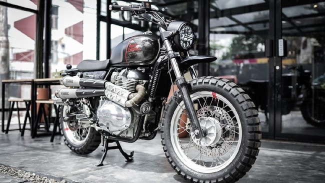 Royal Enfield dan rumah modifikasi Smoked Garage menghasilkan edisi terbatas Himalayan dan Interceptor 650 di Indonesia.