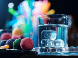 Setelah Tea Bomb, Kini Ada Cocktail Bomb yang Diracik dengan Alkohol