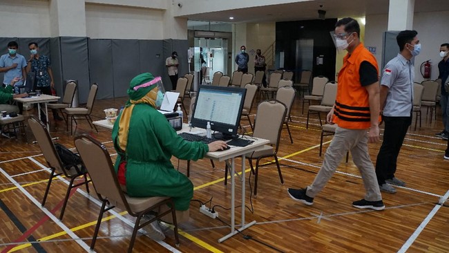 ICJR mengkritik vaksinasi 39 tahanan KPK dengan petugas atau tahanan lapas lain yang belum divaksin sebagai bentuk diskriminasi.