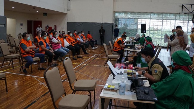 Satgas menyebut pertimbangan vaksinasi ke tahanan KPK, salah satu pertimbangannya yakni ratusan orang di lingkungan KPK yang terpapar covid.