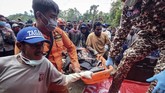 FOTO: Pencarian Korban Longsor Tambang Emas Ilegal Sulteng Longsor tambang emas ilegal di Desa Buranga, Parigi Moutong, Sulteng membuat puluhan penambang sempat tertimbun. Beberapa orang di antaranya meninggal dunia.