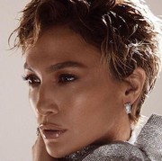 Terlihat Lebih Muda dan Fresh, Contek Inspirasi Hairstyle Pendek Untuk Wanita di Atas 40 Tahun