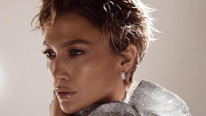 Terlihat Lebih Muda dan Fresh, Contek Inspirasi Hairstyle Pendek Untuk Wanita di Atas 40 Tahun