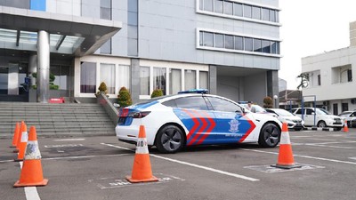 img-title Sidang Disiplin, Polisi Pacaran di Mobil Dinas Dicopot
