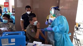 VIDEO: Tingkah Lucu Anggota Satpol PP Yang Takut Divaksinasi