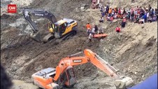 VIDEO: Debit Air Hambat Evakuasi Korban Tambang Emas Longsor