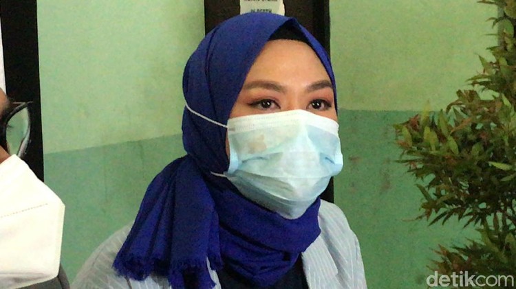 Arist Merdeka Sirait (Ketua Umum Komnas Anak) dan Yunita Lestari (mantan istri pertama Daus Mini)