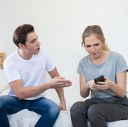 5 Tanda Pasangan Belum Move On dari Sang Mantan, Duh! Gimana ya...