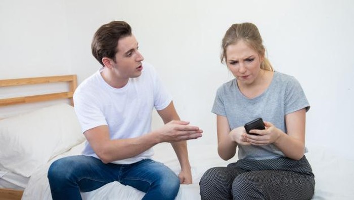 5 Tanda Pasangan Belum Move On dari Sang Mantan, Duh! Gimana ya...
